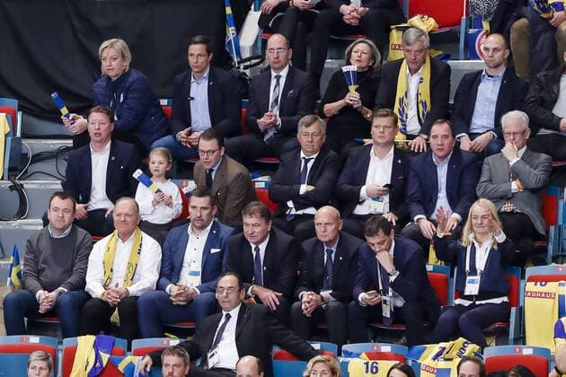 Staatsminister Stefan Löfven, Prinz Daniel mit Tochter Prinzessin Estelle am Rande eines Handballspiels der Damen EM in Stockholm, Schweden vs. Spanien.  Copyright: ANDREASxLxERIKSSON 26452193sp