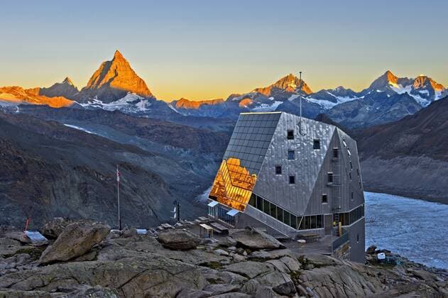 Schweiz, Kanton Wallis Sonnenaufgang an der Monte Rosa Hütte des Schweizer Alpen-Clubs, hinten Matterhorn, Zermatt, Wallis, Schweiz Sunrise at the mountain refuge Monte Rosa Hütte of the Swiss Alpine Club, Matterhorn behind, Zermatt, Valais, Switzerland