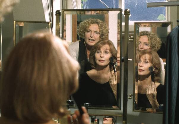 LIEBE UND WEITERE KATASTROPHEN, D-IT-ÖSTR 1997, Regie: Bernd Fischerauer, KATRIN ACKERMANN, SENTA BERGER, Stichwort: Spiegel, Schminken UnitedArchives00015968