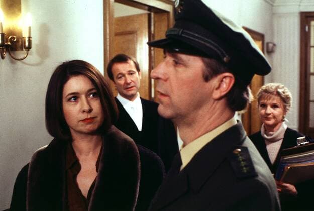 Cafe Meineid: A bissl anders, (CAFE MEINEID: A BISSL ANDERS) TV-Serie D 1994, Regie: Franz Xaver Bogner, FRANZISKA WALSER, ERICH HALLHUBER, GERD ANTHOFF, THEKLA MAYHOFF, Key: Polizist, Polizei, Uniform UnitedArchives00019801