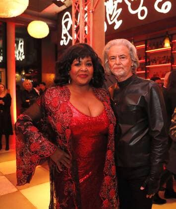 Debroah Woodson, Dr. Hermann Buehlbecker (Alleininhaber LAMBERTZ) bei der LAMBERTZ-Fine Art-Kalenderpraesentation im Rosati Restaurant Koeln.