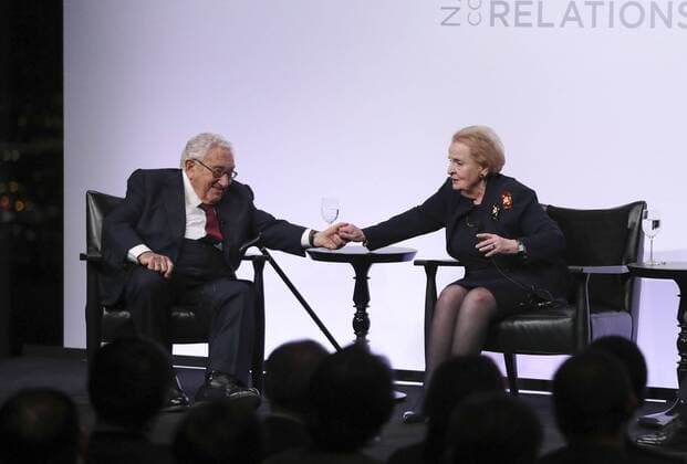 Bilder des Tages (161206) -- NEW YORK, Dec. 6, 2016 -- Former U.S. Secretaries of State Henry Kissinger (L) and Madeleine Albright react with eath other at an event called Leaders Speak: Secretaries of State, in New York, the United States, on Dec. 5, 2016. Former U.S. Secretaries of State Henry Kissinger and Madeleine Albright stressed the importance of the U.S.-China relationship during the event on Monday, while expressing optimism for cooperation between the two countries as the U.S. moves to transition into the Trump administration. ) U.S.-NEW YORK-KISSINGER-ALBRIGHT-U.S.-CHINA RELATIONSHIP WangxYing 