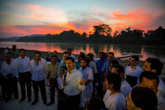 Mexiko - Präsident Nieto im Urwaldgebiet Selva Lacandona December 6, 2016 - Selva Lacandona, Chiapas, Mexico - Mexican President Enrique Pena Nieto meets with representatives of indigenous tribes during a tour of the Lacondon jungle December 6, 2016 in Selva Lacandona, Chiapas, Mexico. The president toured the remote region and declared it a protected biosphere zone for both the habitat and indigenous people. Selva Lacandona Mexico - ZUMAp138 20161206_zaa_p138_041