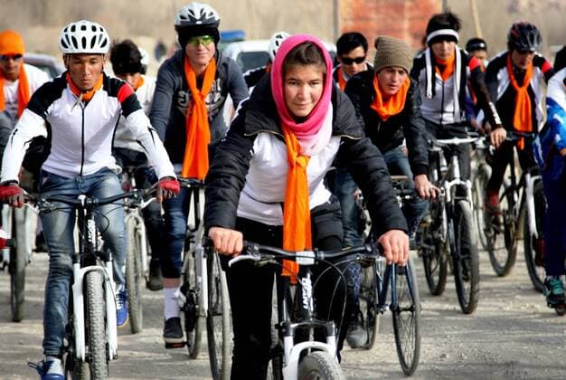Afghanistan:Kampagne gegen Gewalt gegen Frauen in Bamyan BAMYAN, Dec. 6, 2016 -- Girls and boys pedal bicycle during a campaign against anti-women violence in Bamyan City, Afghanistan, Dec. 6, 2016. Over three dozen youngsters including more than a dozen girls attended the campaign to enhance awareness of women rights and reduce violence against women in the conservative society. ) (SP)AFGHANISTAN-BAMYAN-CYCLING-ANTI-WOMEN VIOLENCE JawidxOmid 