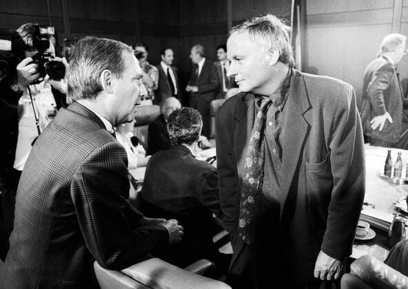 Bundesinnenminister Wolfgang SCHAEUBLE , CDU , und Oskar LAFONTAINE , SPD und Ministerpraesident vom Saarland , im August 1990 Wolfgang SCHAEUBLE , CDU , and Oskar LAFONTAINE , SPD , in August 1990