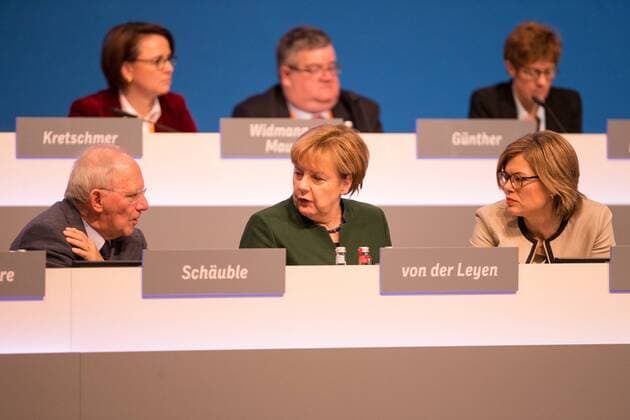 Essen Dr. Wolfgang Schaeuble (Politiker, CDU, Bundesminister der Finanzen) mit Dr. Angela Merkel (Politikerin CDU, Bundeskanzlerin, Vorsitzende der CDU) und Julia Kloeckner (Politikerin CDU, Vorsitzende CDU Rheinland-Pfalz, stellvertretende Vorsitzende CDU), 29. Bundesparteitag 2016 der CDU, Tag 2, Essen, Politik, 07.12.2016, Copyright: xDeutzmann Eibner-Pressefotox EP_CDN