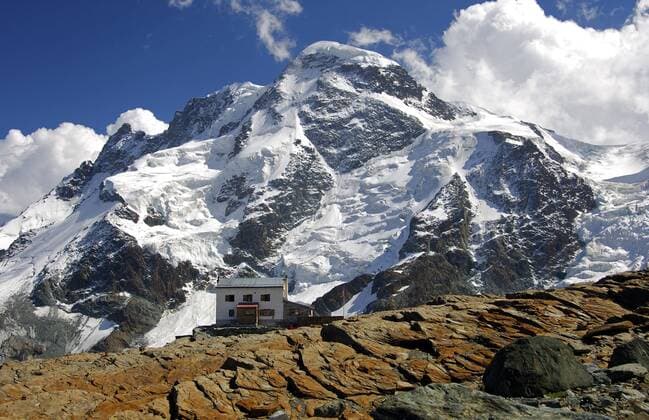 Gandegg Schutzhütte vor dem Breithorn, Zermatt, Wallis, Schweiz Gandegg refuge in front of Mount Breithorn, Zermatt, Valais, Switzerland
