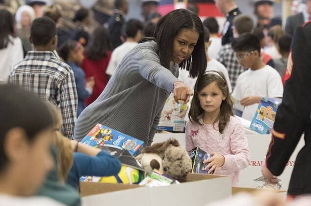 Berühmte Feministinnen, Michelle Obama Themen der Woche Bilder des Tages First Lady Michelle Obama helps to sort donated toys for the Marine Corps Reserve Toys for Tots Campaign at Joint Base Anacostia-Bolling in Washington, DC, December 7, 2016.  WAP20161207329 KEVINxDIETSCH