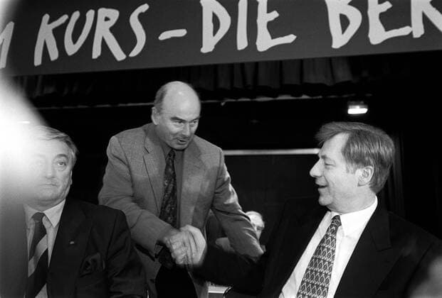 CDU Landesparteitag Deutschland, Berlin, 21.02.1998, CDU Landesparteitag in Berlin; im Hotel Maritim; Innensenator Jörg Schönbohm gratuliert Eberhartd Diepgen nach dessen (knapper) Wiederwhl, (links: Vorsitzender Klaus Landowsky),