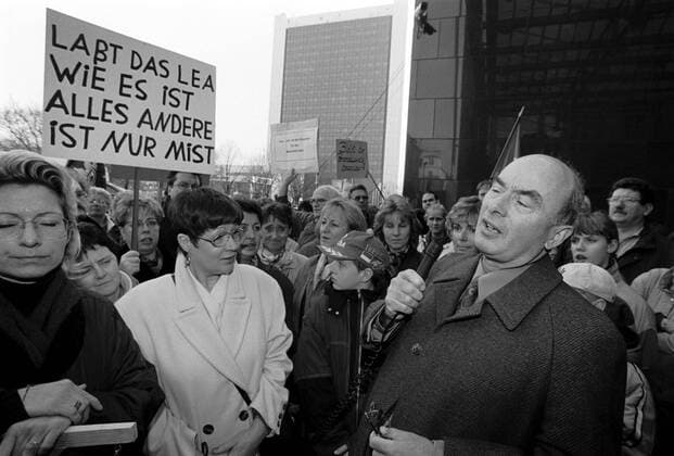 CDU Landesparteitag Deutschland, Berlin, 21.02.1998, CDU Landesparteitag in Berlin; im Hotel Maritim; Protest gegen Schließung des Landeseinwohneramt (LEA), Jörg Schönbohm redet zu den Protestanten,