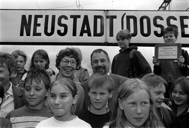 Schulausflug Deutschland, Berlin, 06.07.1998, Schulausflug der Berliner Rotenburg - Grundschule, Klasse 4A, zu einer Schulklasse aus Neustadt Dosse in Brandenburg, es soll ein Zeichen gesetzt werden, dass Berliner Schulklassen sich dennoch ins Umland trauen, obwohl es rassistische Vorfaelle gegeben hat, Mitte: Ingrid Stahmer, Schulsenatorin;