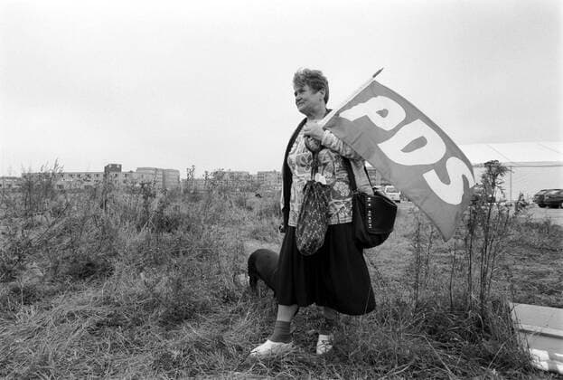PDS-Fahne Deutschland, Berlin,13.10.1994, Frau (Genossin) mit PDS - Fahne und Hund Alternativer Spatenstich , Protestaktion der PDS gegen Bau des Stadtteilzentrums in Berlin Hellersdorf;