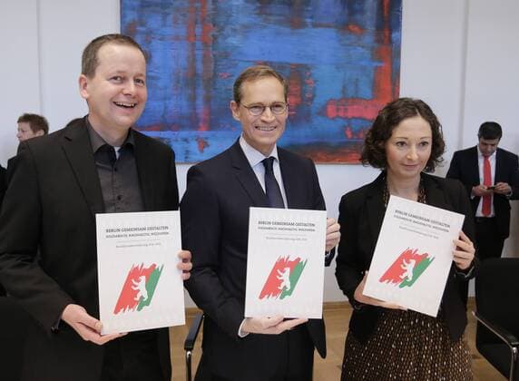 DIE LINKE Landesvorsitzende Klaus Lederer, SPD Landesvorsitzende Michael Müller, GRÜNEN Fraktionsvorsitzenden Ramona Pop, Unterzeichnung der Koalitionsvereinbarung von SPD, DIE LINKE und BÜNDNIS 90 DIE GRÜNEN, Deutschland, Berlin, 08.12.2016
