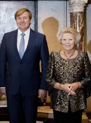 08-12-2016 Amsterdam King Willem-Alexander, with Queen Maxima and Princess Beatrix, during the Erasmusprize ceremony at the Koninklijke paleis in Amsterdam. The King, patron of the Praemium Erasmianum foundation, and the board has awarded the 150.000 euro prize to the British writer Dame Antonia Susan Byatt (1936). This years theme of the Erasmusprijs was ‘Life Writing .  Copyright: xPPE v.d.xWerfx