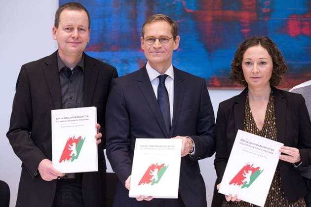 Themen der Woche Bilder des Tages December 8, 2016 - Berlin, Germany - Berlin s designated Mayor Michael Mueller (C, SPD), Klaus Lederer (Die Linke, L) and Ramona Pop (Die Gruenen, R) hold a copy of the coalition agreement between SPD, Die Linke (left party) and Buendnis 90 - Die Gruenen (green party) after the signing ceremony, marking the start of the so called new red-red-green (Rot-Rot-Gruen) government of Berlin, in the Abgeornetenhaus in Berlin, Germany on Dezember 8, 2016. Berlin Germany  - ZUMAn230 20161208_zaa_n230_184