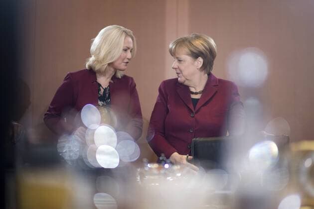 Schwesig, Merkel, Kabinettssitzung DEU, Deutschland, Germany, Berlin, 09.12.2016 Manuela Schwesig, Bundesfamilienministerin, SPD, und Angela Merkel, Bundeskanzlerin und Bundesvorsitzende der CDU (v.l.n.r.), vor der Kabinettssitzung im Berliner Kanzleramt. Manuela Schwesig, German Family Minister SPD, and Angela Merkel, Chancellor and leader of the CDU (f.lt.r) during a cabinet meeting at the chancellor office in Berlin.