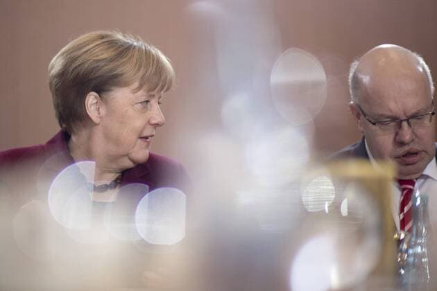 Bilder des Tages Merkel, Altmaier, Kabinettssitzung DEU, Deutschland, Germany, Berlin, 09.12.2016 Angela Merkel, Bundeskanzlerin und Bundesvorsitzende der CDU, und Peter Altmaier, Chef des Bundeskanzleramtes CDU, (v.l.n.r.), vor der Kabinettssitzung im Berliner Kanzleramt. Angela Merkel, Chancellor and leader of the CDU, and Peter Altmaier, head of the Chancellor office CDU (f.lt.r) during a cabinet meeting at the chancellor office in Berlin.