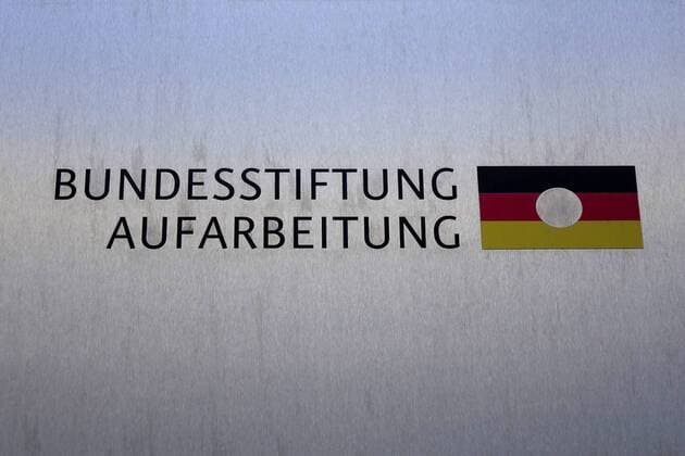 28.11.2016, Mitte, Kronenstrasse, Berlin, Schild der Bundesstiftung Aufarbeitung, DDR-Fahne, Fahne, Emblem, ausgeschnitten, Stiftung, Bundesstiftung, Bundesstiftung Aufarbeitung, Bundesstiftung zur Aufarbeitung der SED-Diktatur, SED, Diktatur