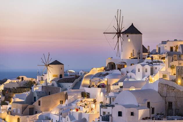 Ortsansicht mit Windmühlen, Dämmerung, Oia, Santorin, Kykladen, Griechenland, Europa Copyright: imageBROKER/RobertxHaasmann iblroh04432655.jpg