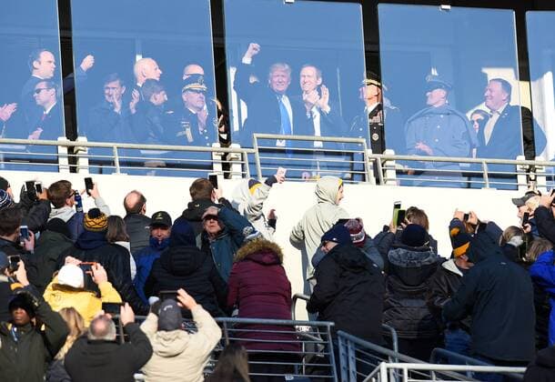 Bilder des Tages December 10, 2016 - Baltimore, MD, USA - President-elect Donald Trump reacts to fans when he visits the Navy side of the field during a game against Army at M&T Bank Stadium in Baltimore on Saturday, Dec. 10, 2016. Army won, 21-17. Baltimore USA - ZUMAm67_ 26517726sp