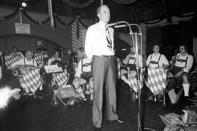CSU Abend im Hofbräuhaus während des Parteitages 1974 in München, Dr. Karl Carstens (CDU, Vorsitzender CDU CSU-Bundestagsfraktion) hält eine Ansprache