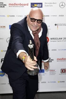 Gianfranco Rosi mit dem Preis für den besten Dokumentarfilm Fuocoammare Seefeuer , bei der Verleihung vom 29. Europäischen Filmpreis 2016 29th European Film Awards 2016 im Nationalen Forum für Musik. Breslau, 10.12.2016 Foto:xS.xGabschx xFuturexImage