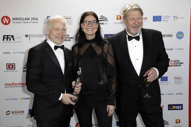 Hannes Holm, Annica Bellander Rune und Rolf Lassgard mit dem Preis für die beste Komödie En man som heter Ove Ein Mann namens Ove , bei der Verleihung vom 29. Europäischen Filmpreis 2016 29th European Film Awards 2016 im Nationalen Forum für Musik. Breslau, 10.12.2016 Foto:xS.xGabschx xFuturexImage