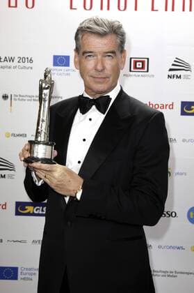 Pierce Brosnan mit dem Preis für die beste europäische Leistung im Weltkino bei der Verleihung vom 29. Europäischen Filmpreis 2016 29th European Film Awards 2016 im Nationalen Forum für Musik. Breslau, 10.12.2016 Foto:xS.xGabschx xFuturexImage