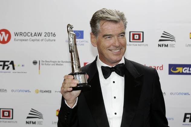 Pierce Brosnan mit dem Preis für die beste europäische Leistung im Weltkino bei der Verleihung vom 29. Europäischen Filmpreis 2016 29th European Film Awards 2016 im Nationalen Forum für Musik. Breslau, 10.12.2016 Foto:xS.xGabschx xFuturexImage