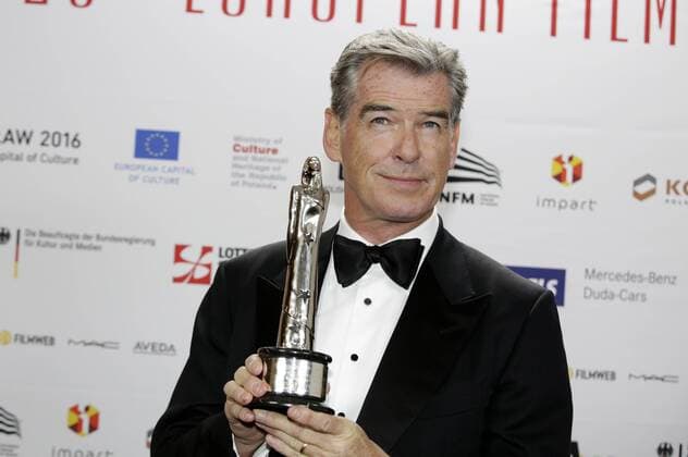 Pierce Brosnan mit dem Preis für die beste europäische Leistung im Weltkino bei der Verleihung vom 29. Europäischen Filmpreis 2016 29th European Film Awards 2016 im Nationalen Forum für Musik. Breslau, 10.12.2016 Foto:xS.xGabschx xFuturexImage