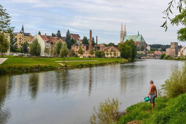 Blick auf Görlitz von ZgorzelecBlick auf Görlitz von Zgorzelec (Polen) am Ostufer der Neisse, aufgenommen am 20.08.2016. Bis 1945 war Zgorzelec ein Stadtteil von Görlitz. Mit der Oder-Neisse-Grenzziehung nach dem 2.Weltkrieg wurde der Ostteil von Görlitz polnischund hat heute ca. 32.000 Einwohner.