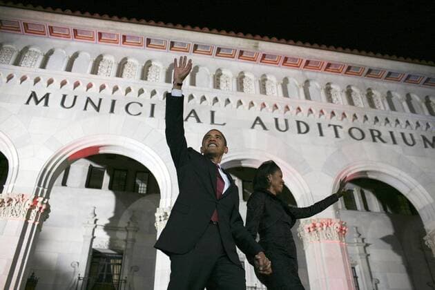 Mar 04, 2008 - San Antonio, Texas, USA - Senator and Presidential Candidate BARACK OBAMA and his wife, MICHELLE, wave to supporters after his speech in front of the Municipal Auditorium in San Antonio on Tuesday, March 4, 2008. Hillary Clinton has revived her campaign for the US presidency with projected primary election wins in three states. US media say she has taken the Democratic primary polls in Texas, Ohio and Rhode Island. The results of caucus meetings in Texas are not yet known. Rival Democrat Barack Obama took the primary in the state of Vermont. - ZUMAa27_ 20080304_rnn_a27_090