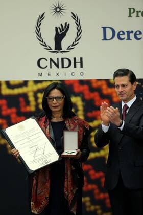 Mexico s President Enrique Pena Nieto (R) arwards the posthumous National Human Rights Prize to German-Mexican sociologist and anthropologist Rodolfo Stavenhagen for his work defending the rights of indigenous communities, received by his widow Elia Del Carmen Gutierrez, during a ceremony at Los Pinos presidential residence in Mexico City, Mexico, 12 December 2016. EFE Jose Mendez PENA NIETO AWARDS NATIONAL HUMAN RIGHTS PRIZE IN MEXICO !ACHTUNG: NUR REDAKTIONELLE NUTZUNG!  MEX001 20161212-636171747447603166