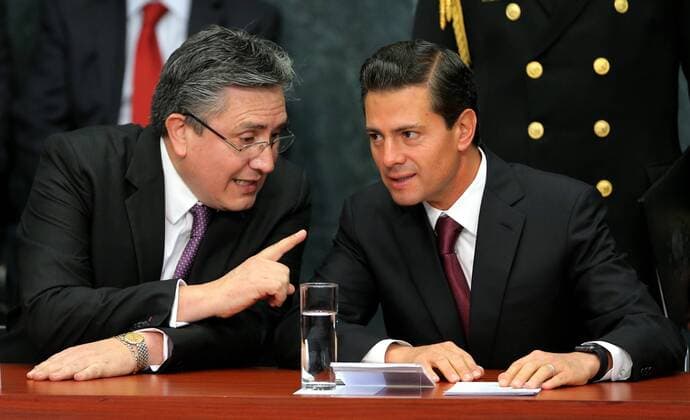 Mexico s President Enrique Pena Nieto (R) and Mexico s National Commissioner of Human Rights Raul Gonzalez arward the posthumous National Human Rights Prize to German-Mexican sociologist and anthropologist Rodolfo Stavenhagen for his work defending the rights of indigenous communities, received by his widow Elia Del Carmen Gutierrez, during a ceremony at Los Pinos presidential residence in Mexico City, Mexico, 12 December 2016. EFE Jose Mendez PENA NIETO AWARDS NATIONAL HUMAN RIGHTS PRIZE IN MEXICO !ACHTUNG: NUR REDAKTIONELLE NUTZUNG!  MEX001 20161212-636171748145395639