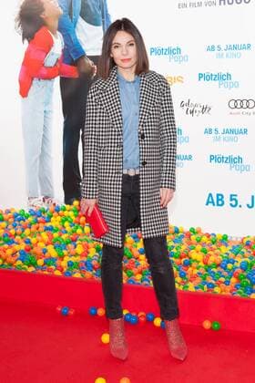 Nadine Warmuth - Premiere PLOETZLICH PAPA im Zoo Palast in Berlin am 12.12.2016. Premiere PLOETZLICH PAPA
