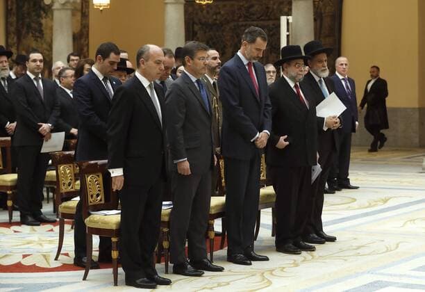 Spain s King Felipe VI (C), stands next to Spanish Justice Minister, Rafael catala (2L), the President of Spanish Jewish Communities, Isaac Querub (L), the president of the European Rabbi Conference and Chief Rabbi of Moscow, Pinchas Goldschmidt (2R), and Chief Rabbi of Madrid, Moshe Bendahan, as they observe a minute of silence in tribute to victims of the recent attack in Israel, during the Lord Jakobovits Award 2016 handover ceremony at the Palace of El Pardo in Madrid, Spain, 13 December 2016. King Felipe VI received the Lord Jakobovits Prize given by the European Rabbi Conference for his support to European Jewish people. King Felipe VI awarded with the Lord Jakobovits Prize !ACHTUNG: NUR REDAKTIONELLE NUTZUNG! GRA132 20161213-636172351019003023
