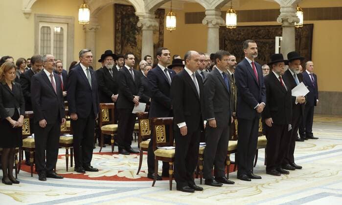 Spain s King Felipe VI (C, first row), stands next to Spanish Justice Minister, Rafael catala (2L), the President of Spanish Jewish Communities, Isaac Querub (L), the president of the European Rabbi Conference and Chief Rabbi of Moscow, Pinchas Goldschmidt (2R), and Chief Rabbi of Madrid, Moshe Bendahan, as they observe a minute of silence in tribute to victims of the recent attack in Israel, during the Lord Jakobovits Award 2016 handover ceremony at the Palace of El Pardo in Madrid, Spain, 13 December 2016. King Felipe VI received the Lord Jakobovits Prize given by the European Rabbi Conference for his support to European Jewish people. King Felipe VI awarded with the Lord Jakobovits Prize !ACHTUNG: NUR REDAKTIONELLE NUTZUNG! GRA132 20161213-636172351080467023