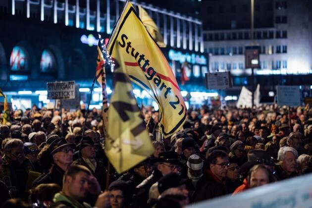 Stuttgart 21: 350. Montagsdemo gegen S21 und für Umstieg 21 Zur 350. Montagsdemo gegen S21 und für Umstieg 21 kamen nach Schätzung der Parkschützer etwa 4.000 Teilnehmer.Matthias von Herrmann, Pressesprecher der Parkschützer: Die Copyright: 7aktuellx xFlorianxGerlach