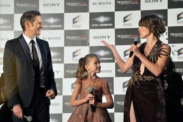 Weltpremiere Resident Evil: The Final Chapter in Tokio (L-R)Director Paul W.S. Anderson, his daughter Ever Anderson and actress Milla Jovovich attend the world premiere for the film Resident Evil: The Final Chapter in Tokyo, Japan on December 13, 2016.  TKP2016121309 KEIZOxMORI