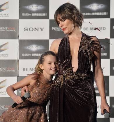 Themen der Woche Bilder des Tages Weltpremiere Resident Evil: The Final Chapter in Tokio Actress Milla Jovovich(R) and her daughter Ever Anderson attend the world premiere for the film Resident Evil: The Final Chapter in Tokyo, Japan on December 13, 2016.  TKP2016121311 KEIZOxMORI