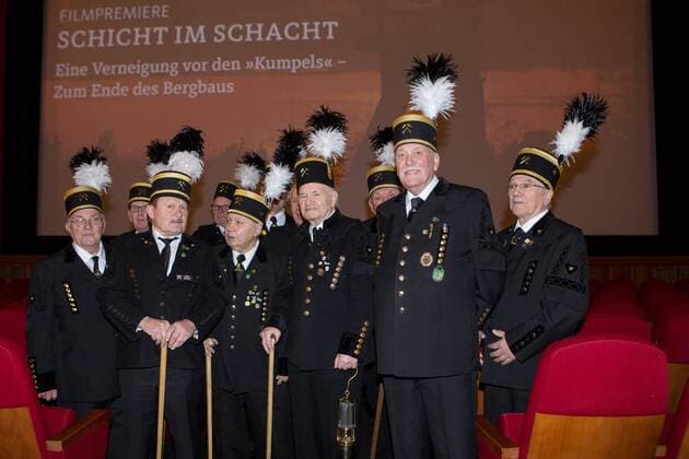 Essen Bergarbeiter (Kumpel) im Kinosaal der Lichtburg in Uniformen, Filmpremiere WDR-Doku Schicht im Schacht , Lichtburg Essen, 13.12.2016, Copyright: xDeutzmann Eibner-Pressefotox EP_CDN