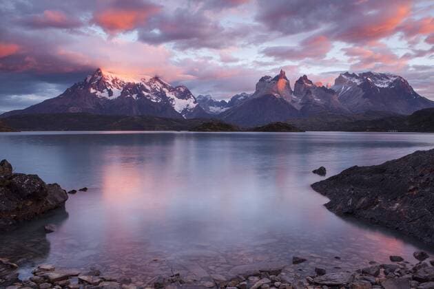 Bergmassiv Cuernos del Paine bei Sonnenaufgang, Pehoe See, Nationalpark Torres del Paine, Chile, Südamerika Copyright: imageBROKER/ChristianxVorhofer iblvch04447936.jpg