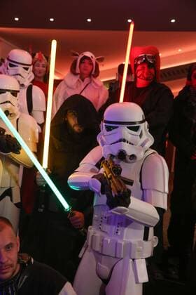 Star Wars Fans erwarten die Rogue One Premiere in Hannover Kostümierte vom Star-Wars-Fan-Klub The Northern Outpost begrüßen Besucher im ASTOR Grand Cinema Hannover, zur Premiere des neuen Films Rogue One: A Star Wars Story 2016,