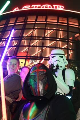 Kostümierte vom Star-Wars-Fan-Klub The Northern Outpost begrüßen Besucher im ASTOR Grand Cinema Hannover, zur Premiere des neuen Films Rogue One: A Star Wars Story 2016,
