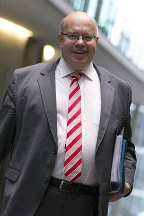 Bilder des Tages Peter Altmaier im Untersuchungsausschuss zum Skandal um Abgasmanipulationen December 15, 2016 - Berlin, Germany - Minister of the Chancellery Peter Altmaier (CDU) is pictured as he arrives to appear in front of the 5. Commission of Enquiry to answer questions regarding the position of his ministry in the emission cheating scandals in Berlin, Germany on December 15, 2016. Berlin Germany  - ZUMAn230 20161215_zaa_n230_095