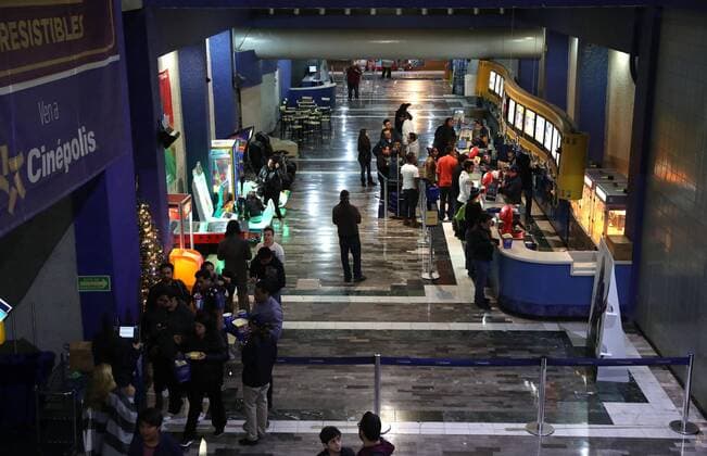 Star Wars Fans erwarten die Rogue One Premiere in Mexiko-Stadt December 15, 2016 - Mexico - EUM20161215ESP06.JPG.CIUDAD DE MEXICO CinemaCine-Star Wars.- Aspectos del estreno de la pelicula Rogue One, de la saga Star Wars, proyectada en Cinepolis de Bucareli, centro de esta capital, 15 de diciembre de 2016.  - ZUMAu78_ 20161215_zaf_u78_011