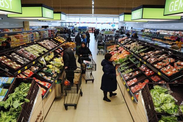Aldi ist der Kurzname der beiden Discounter Aldi Nord und Aldi Sued. Der Name Aldi ist eine Abkuerzung und steht für Albrecht Diskont. Aldi Nord und Aldi Sued betreiben weltweit zusammen mehr als 10.100 Filialen (Stand November 2016); durch diesen Marktanteil sind Aldi Nord und Aldi Sued Marktfuehrer in der Discounter Branche. Foto: Obst und Gemuese.