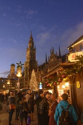 Christmas market Christkindlmarkt at square Marienplatz, Town Hall, church Frauenkirche in München, Munich, Oberbayern, Upper Bavaria, Bayern, Bavaria, Germany