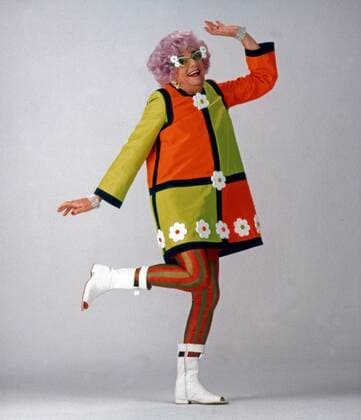 Der australische Komiker Barry Humphries als Dame Edna Everage, 1990er Jahre. Australian comedian Barry Humphries as Dame Edna Everage, 1990s. Copyright: IFTN UnitedArchives08777