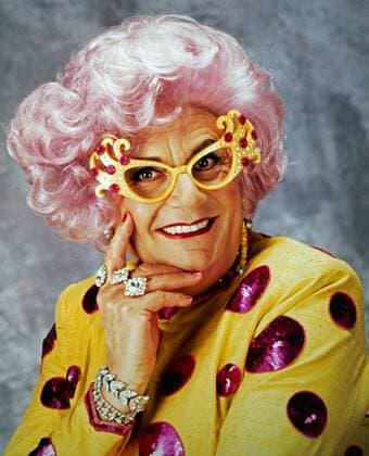 Der australische Komiker Barry Humphries als Dame Edna Everage, 1990er Jahre. Australian comedian Barry Humphries as Dame Edna Everage, 1990s. Copyright: IFTN UnitedArchives08778